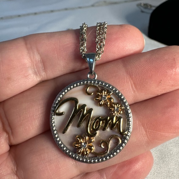 Silvertone and mother of pearl Mom necklace - Picture 7 of 9